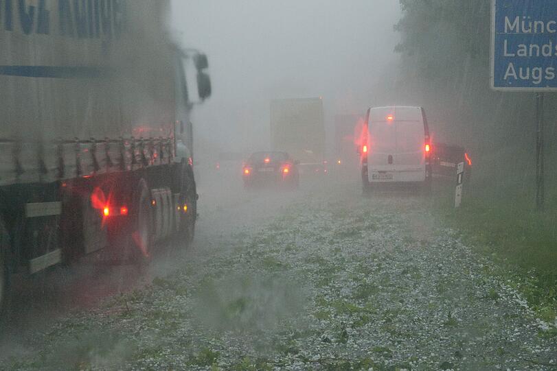 Fahrzeuge bremsen bei starkem Hagel auf der Autobahn A96 zwischen Memmingen und Landsberg am Montag. Wegen schlechter Sicht, Windböen und daumendicker Hagelkörnern auf der Fahrbahn mußten viele Fahrzeuge anhalten.