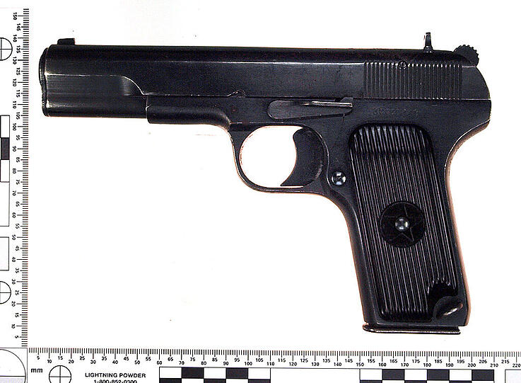 Aus dieser Waffe wurde nicht geschossen. Außerdem wurde am Tatort die 100ml Flasche mit Feinmechanikeröl (l) sichergestellt, es handelt sich hier um Massenware, die überwiegend über Baumärkte vertrieben wird.