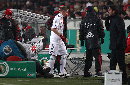 Bastian Schweinsteiger verletzt sich im Spiel gegen den VfB Stuttgart - die Bilder