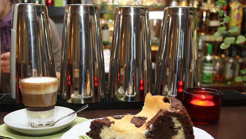 Gefleckt-geschichtetes Duo: Der „Kaffee Haidi“ (2,20 Euro) und ein selbst gemachter Schokokuchen (2,90 Euro). Gefleckt-geschichtetes Duo: Der „Kaffee Haidi“ (2,20 Euro) und ein selbst gemachter Schokokuchen (2,90 Euro).