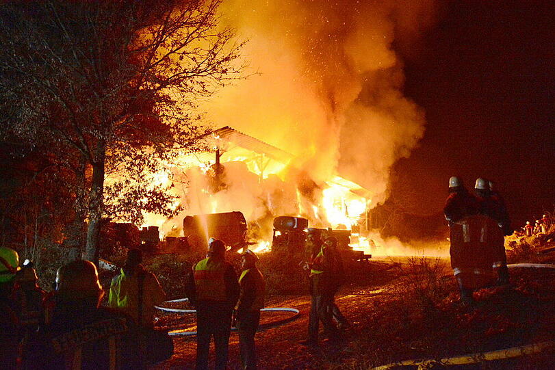 In Engkofen bei Vilsbiburg ist eine Lagerhalle in Brand geraten. Die Bilder...