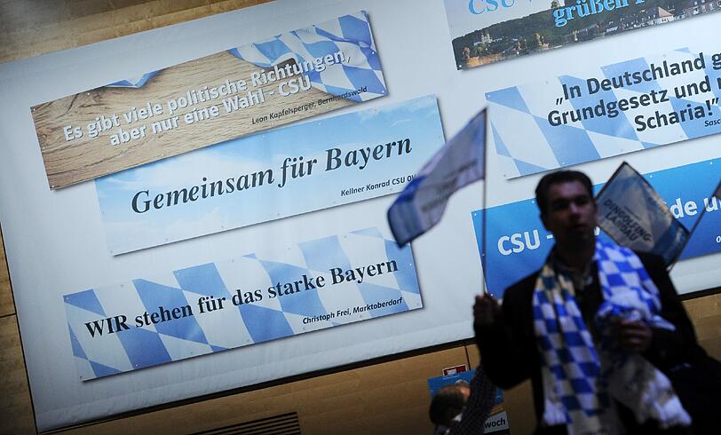 An diesem Mittwoch ist die Dreiländerhalle komplett in weiß blau geschmückt.