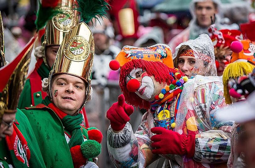 Weiberfastnacht ist der Auftakt des Straßenkarnevals in Köln.