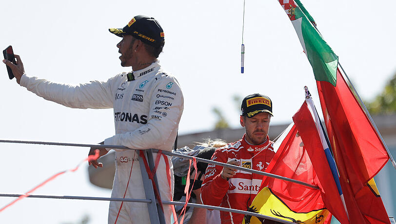 Der Brite Lewis Hamilton (links) macht auf dem Podium nach seinem Sieg ein Selfie. Rechts Sebastian Vettel. Der Brite Lewis Hamilton (links) macht auf dem Podium nach seinem Sieg ein Selfie. Rechts Sebastian Vettel.