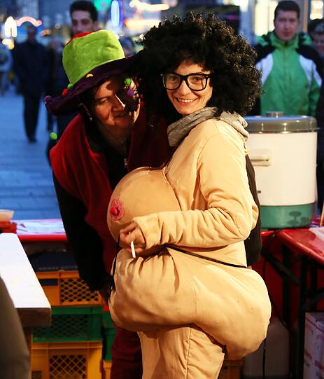 Die Bilder vom Tanz der Marktweiber am Viktualienmarkt.