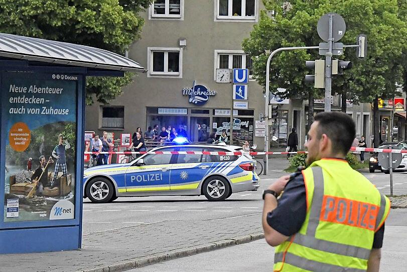 Die Polizei war am Freitagabend an der Rosenheimer Straße/Ecke Anzinger Straße mit einem Großaufgebot im Einsatz.