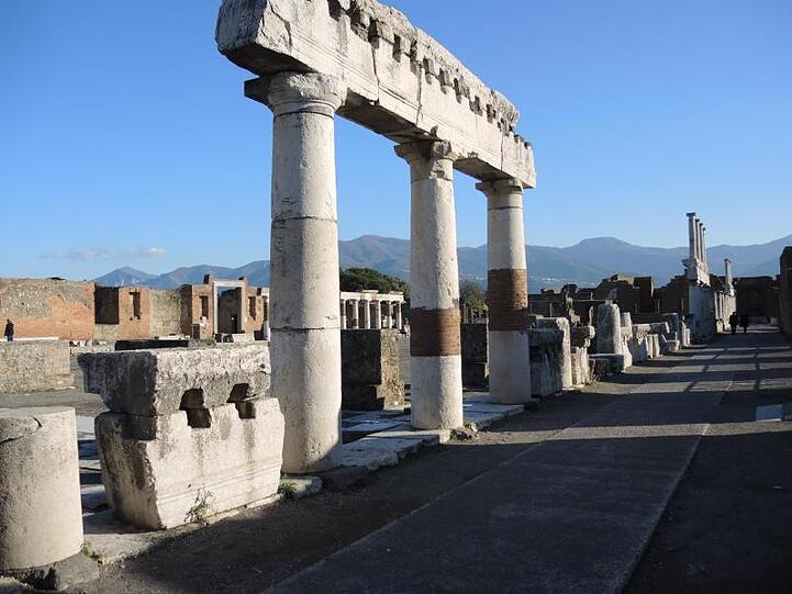 Überreste des früheren Forums der antiken Stadt Pompeji im Archäologischen Park Pompeji.
