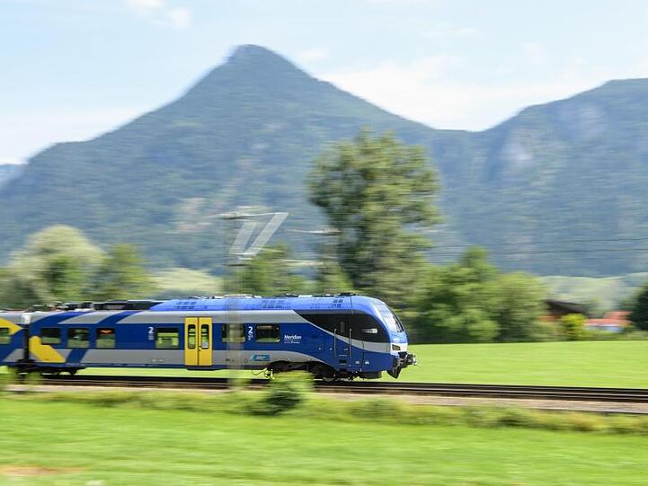 Der Meridian, ein Nahverkehrszug der Bayerischen Oberlandbahn, fährt durch das Inntal. Foto: Matthias Balk/dpa/Archivbild