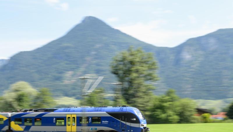 Der Meridian, ein Nahverkehrszug der Bayerischen Oberlandbahn, fährt durch das Inntal. Foto: Matthias Balk/dpa/Archivbild Der Meridian, ein Nahverkehrszug der Bayerischen Oberlandbahn, fährt durch das Inntal. Foto: Matthias Balk/dpa/Archivbild