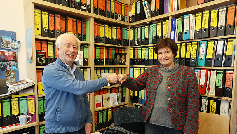 An seinem letzten Arbeitstag schaut die frühere Sozialministerin Christa Stewens (CSU) bei Claus Fussek im Büro vorbei, um persönlich Auf Wiedersehen zu sagen. Sie war regelmäßig bei Fusseks Pflegestammtischen. 2008 hat sie ihm das Bundesverdienstkreuz überreicht. An seinem letzten Arbeitstag schaut die frühere Sozialministerin Christa Stewens (CSU) bei Claus Fussek im Büro vorbei, um persönlich Auf Wiedersehen zu sagen. Sie war regelmäßig bei Fusseks Pflegestammtischen. 2008 hat sie ihm das Bundesverdienstkreuz überreicht.