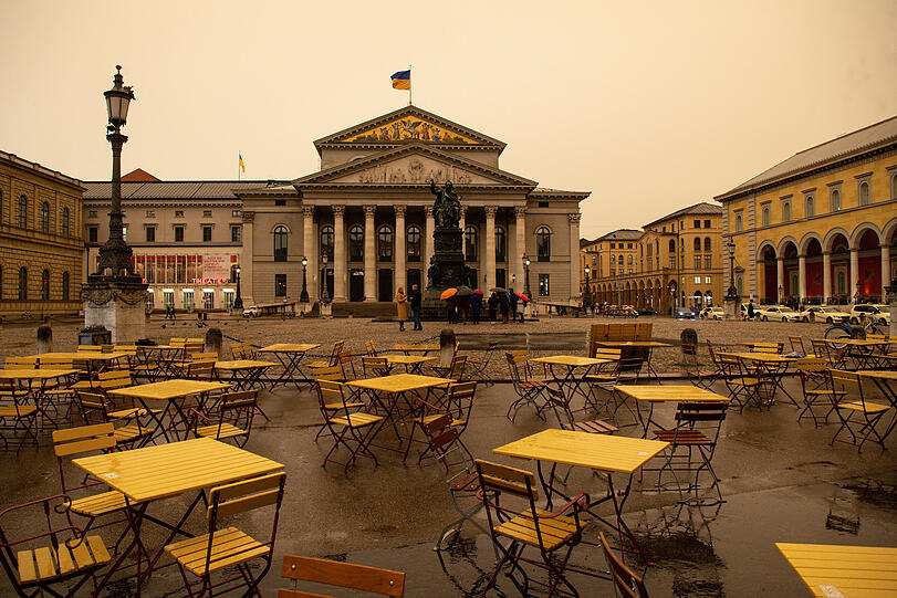 Max-Joseph-Platz und  Staatsoper: Nach Angaben des Deutschen Wetterdienstes soll das Phänomen am Mittwoch in ganz Bayern zu sehen sein. Selbst am Donnerstag könnte der Saharastaub noch nicht weggeweht sein.