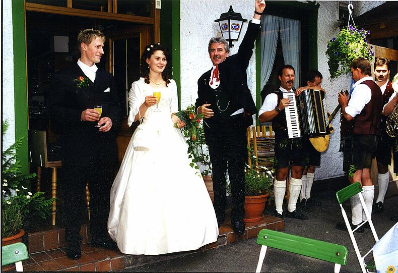 Schnappschuss aus Peter Eggls Fotokiste: Der Hochzeitslader (rechts neben der Braut) ist ein Zeremonienmeister, der den ganzen Tag den Überblick behält.