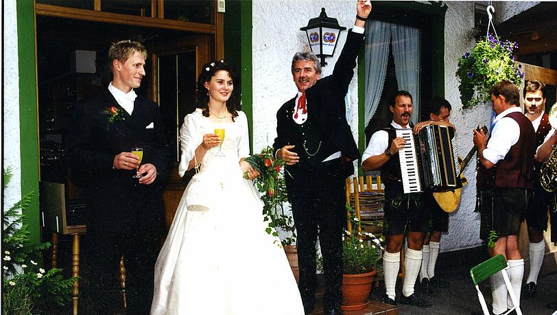 Schnappschuss aus Peter Eggls Fotokiste: Der Hochzeitslader (rechts neben der Braut) ist ein Zeremonienmeister, der den ganzen Tag den Überblick behält. Schnappschuss aus Peter Eggls Fotokiste: Der Hochzeitslader (rechts neben der Braut) ist ein Zeremonienmeister, der den ganzen Tag den Überblick behält.