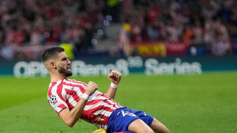 Yannick Carrasco von Atletico Madrid jubelt über sein Tor zum 1:1 gegen Leverkusen.