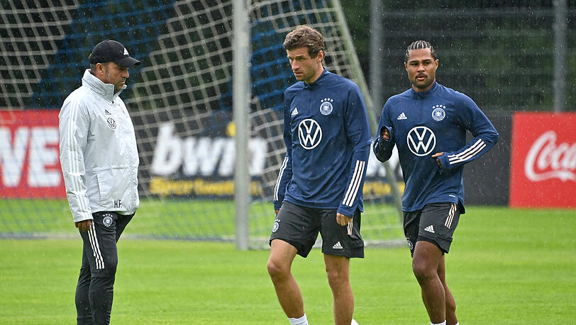 Tragen wohl Mitverantwortung für das DFB-Aus bei der WM: Die Bayern-Spieler um Thomas Müller und Serge Gnabry.