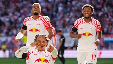 Leipzigs Benjamin Henrichs (l-r), Xavi Simons und Lois Openda jubeln nach dem Tor zum 1:0 von Simons.