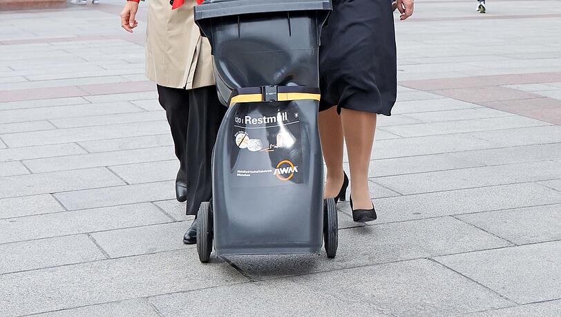 Für den "Nowastevember": Bürgermeisterin Verena Dietl und Kommunalreferentin Kristina Frank