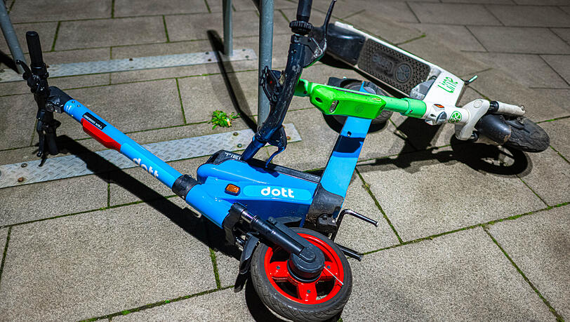 Zwei E-Scooter liegen auf dem Boden. In Haar ist eine Rentnerin &uuml;ber einen herumliegenden Roller gest&uuml;rzt und hat sich schwer verletzt. (Symbolbild)
