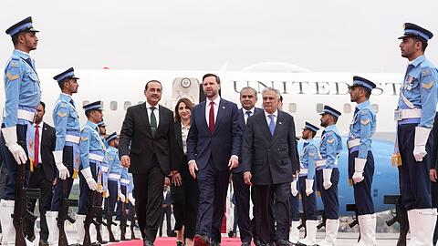 Die US-Delegation um JD Vance landete auf einem Luftwaffenst&uuml;tzpunkt nahe der Hauptstadt Islamabad.
