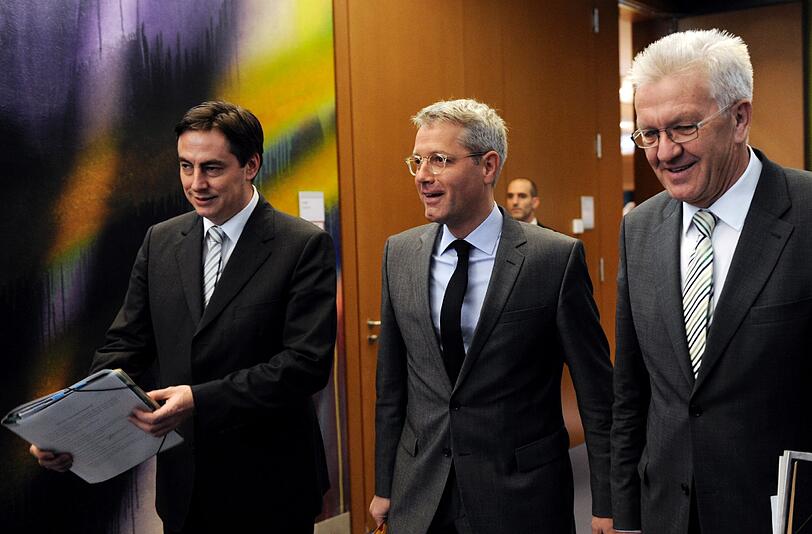 Dazu traf sich Röttgen am Freitag (11.11.2011) mit Vertretern aller 16 Länder. Hier mit den Ministerpräsidenten David McAllister (Niedersachsen) und Winfried Kretzschmann (Baden-Würtemberg).