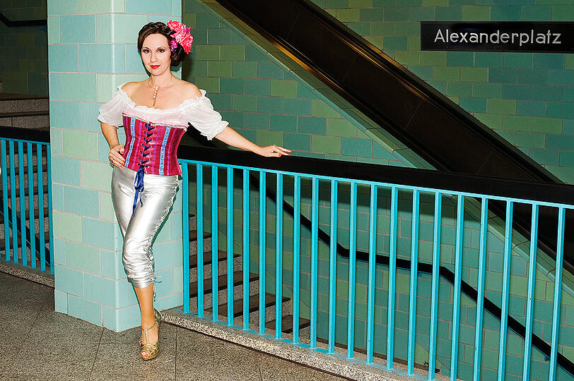 Mode bedeutet Veränderung und die macht auch vor der Tracht nicht Halt. Die Münchner Designerin Angelika Zwerenz mischt mit ihrem Label Dirndlpunk die Trachtenmode kräftig auf.  Sie will mit dem steifen Dirndlook brechen - Wild, sexy, frech und opulent zugleich sollen die Modelle sein. Klicken Sie sich hier durch die Bilder der aktuellen Kollektion.