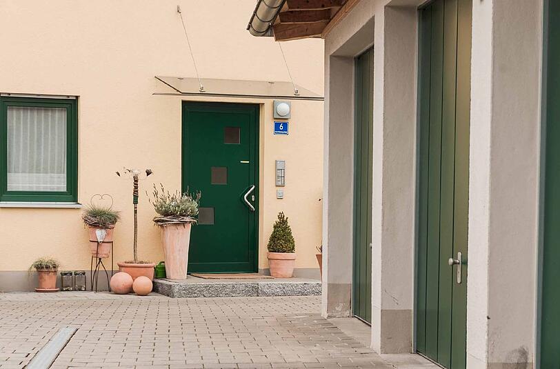 Blick auf die Tür eines Hauses in Kelheim, in dem in der Nacht von Samstag auf Sonntag ein 28-jähriger Polizist zuerst seine 18-jährige Freundin und anschließend sich selbst erschossen hat.