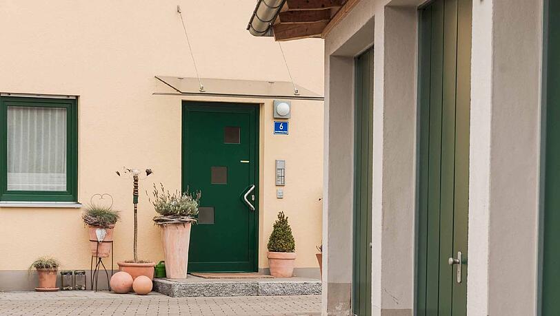 Blick auf die Tür eines Hauses in Kelheim, in dem in der Nacht von Samstag auf Sonntag ein 28-jähriger Polizist zuerst seine 18-jährige Freundin und anschließend sich selbst erschossen hat. Blick auf die Tür eines Hauses in Kelheim, in dem in der Nacht von Samstag auf Sonntag ein 28-jähriger Polizist zuerst seine 18-jährige Freundin und anschließend sich selbst erschossen hat.