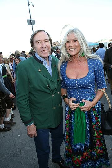 Günter Netzer mit Ehefrau Elvira am ersten Wiesn-Tag.