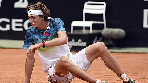 Bei einer 4:2-Führung im ersten Satz hatte es zunächst noch so ausgesehen, als könne sich Alexander Zverev für die jüngste Niederlage gegen Dominic Thiem in München revanchieren. Dann bracvh das Unheil über ihn herein.