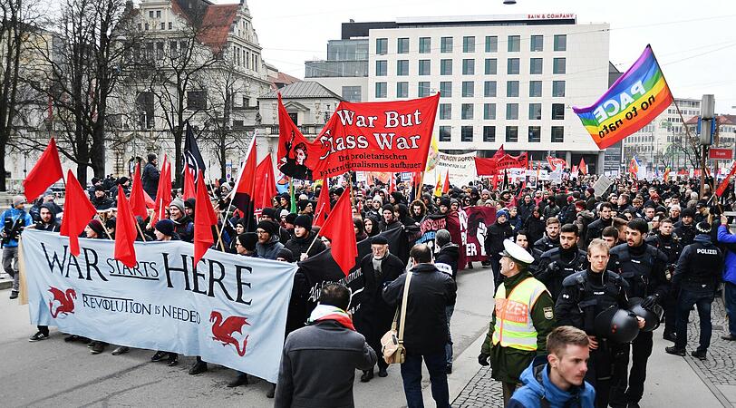 Am Lenbachplatz: Die Demonstranten warten auf Mitstreiter.