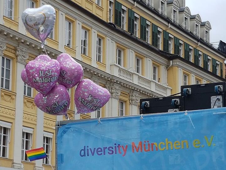 Die Bilder vom CSD auf dem Marienplatz und der Parade.