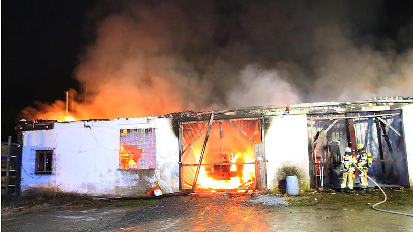 Die Ursache für den Brand ist noch unklar. Klicken Sie sich durch die Bilder des Feuerwehreinsatzes in Mettenheim.