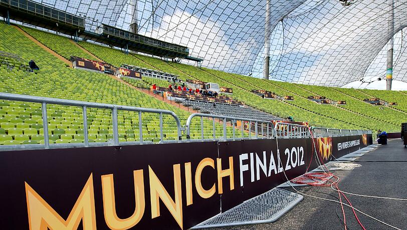 Vor dem Champions-League-Finale der Damen im Olympiastadion verkauften zwei Niederländer gefälschte Fanschals. Vor dem Champions-League-Finale der Damen im Olympiastadion verkauften zwei Niederländer gefälschte Fanschals.