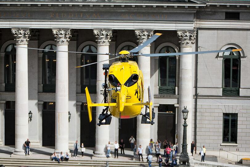 Heftiger Unfall vorm Nationaltheater! Nach bisherigen Erkenntnissen seien vier Menschen schwer verletzt worden, so die Polizei.