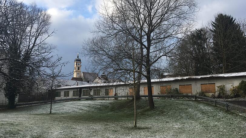 Der Flachbau in Thalkirchen und das Gebäude dahinter in der Fraunbergstraße stehen seit Jahren leer. Jetzt kommt Bewegung in die Sache.