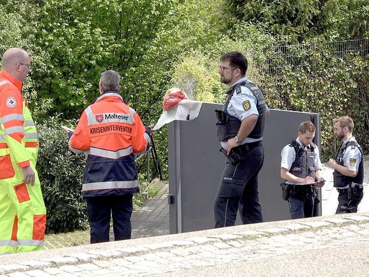 Ein Familienvater steht im Verdacht, seine Frau und einen Sohn getötet zu haben.