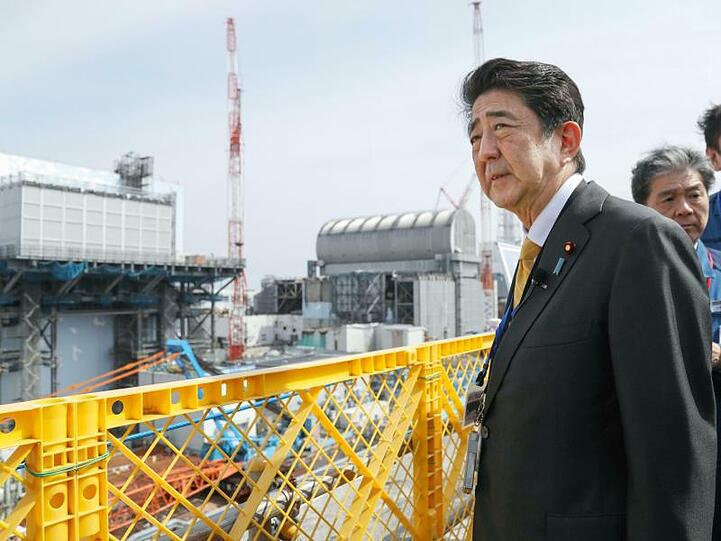 Japans Ministerpräsident Shinzo Abe besucht das Kernkraftwerk Fukushima Daiichi, um die Wiederaufbauarbeiten nach der Katastrophe im Jahr 2011 zu inspizieren.