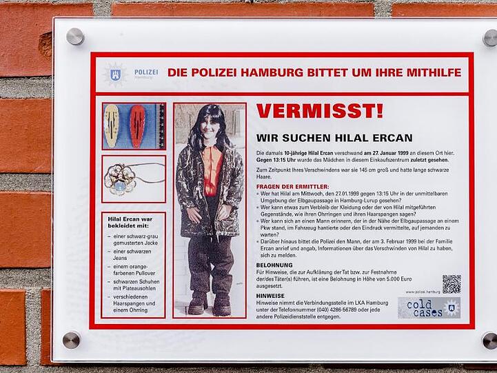 Eine Tafel der Polizei Hamburg mit Informationen, Bildern und der Überschrift "Vermisst! Wir suchen Hilal Ercan".