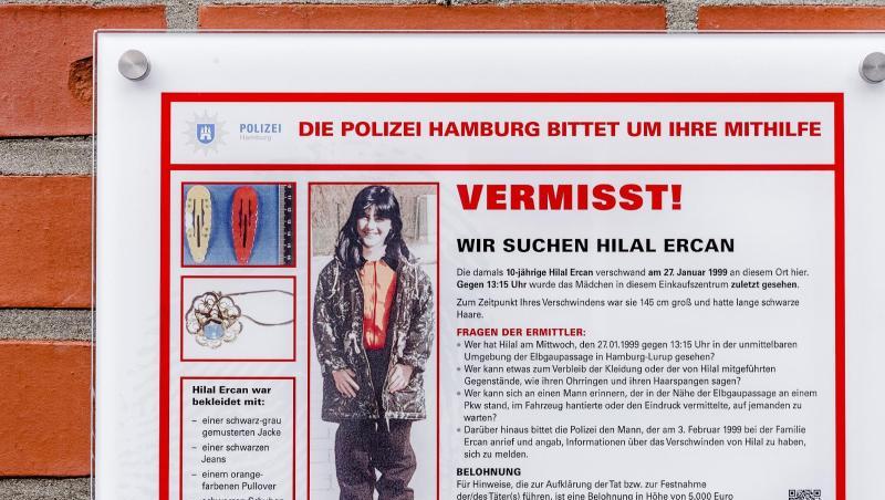 Eine Tafel der Polizei Hamburg mit Informationen, Bildern und der Überschrift "Vermisst! Wir suchen Hilal Ercan". Eine Tafel der Polizei Hamburg mit Informationen, Bildern und der Überschrift "Vermisst! Wir suchen Hilal Ercan".