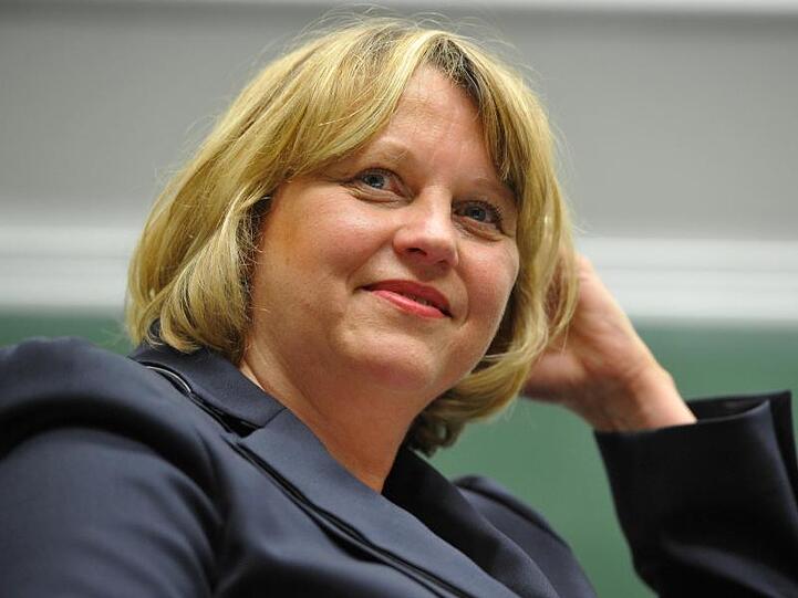 Sabine Doering-Manteuffel, Präsidenten der Universität, lehnt ihren Kopf an ihrer linke Hand. Foto: Stefan Puchner/Archiv