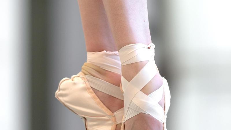 Eine Tänzerin des Bayerischen Staatsballetts steht auf ihren Spitzenschuhen. Eine Tänzerin des Bayerischen Staatsballetts steht auf ihren Spitzenschuhen.