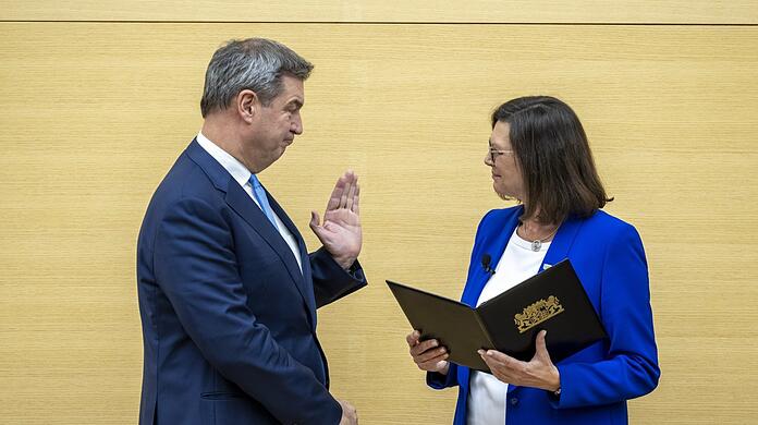 Bayerns alter und neuer Ministerpräsident Markus Söder bei seiner Vereidigung durch Landtagspräsidentin Ilse Aigner (beide CSU).