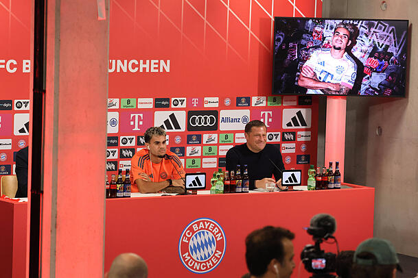 Ein zufriedener Max Eberl auf der Vorstellungspressekonferenz von Luis D&iacute;az.