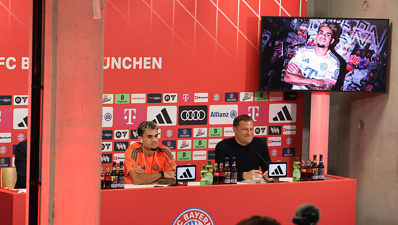 Ein zufriedener Max Eberl auf der Vorstellungspressekonferenz von Luis D&iacute;az.