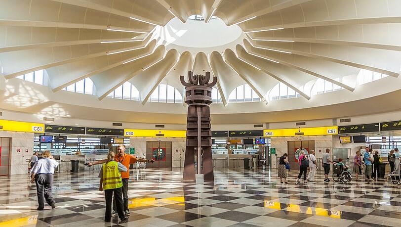 Der Flughafen Wien-Schwechat ist Österreichs größtes Drehkreuz. Der Flughafen Wien-Schwechat ist Österreichs größtes Drehkreuz.