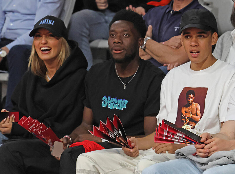 Eng Befreundet: Jamal Musiala (r.) sowie Alphonso Davies und dessen Frau Sheyenne (l.). Eng Befreundet: Jamal Musiala (r.) sowie Alphonso Davies und dessen Frau Sheyenne (l.).