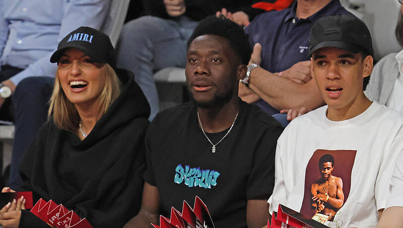 Eng Befreundet: Jamal Musiala (r.) sowie Alphonso Davies und dessen Frau Sheyenne (l.). Eng Befreundet: Jamal Musiala (r.) sowie Alphonso Davies und dessen Frau Sheyenne (l.).