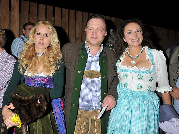 Alexander Fürst zu Schaumburg-Lippe (m), seine Ehefrau Nadja Anna (l) und die Moderatorin Uschi Dämmrich zu Luttitz (r)
