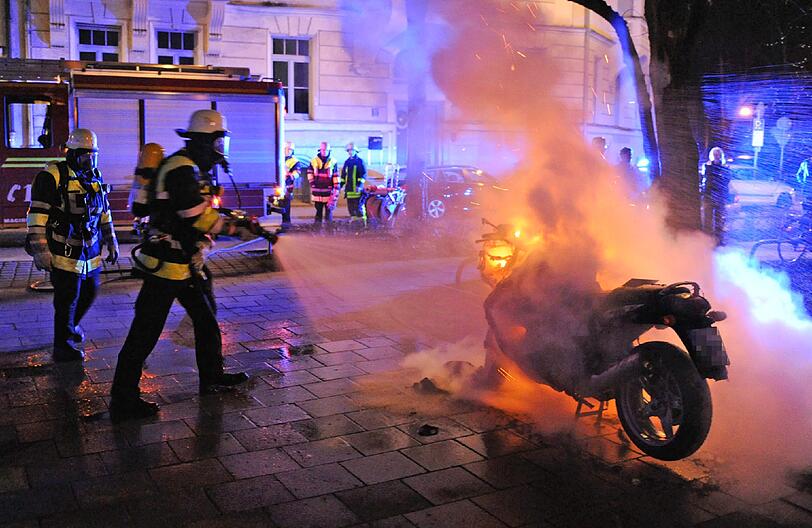 An einer Tankstelle am Petuelring wurde am Dienstagabend ein junger Mann verletzt, als ein Benzinkanister aus bislang unbekannten Gründen Feuer fing - die Bilder.