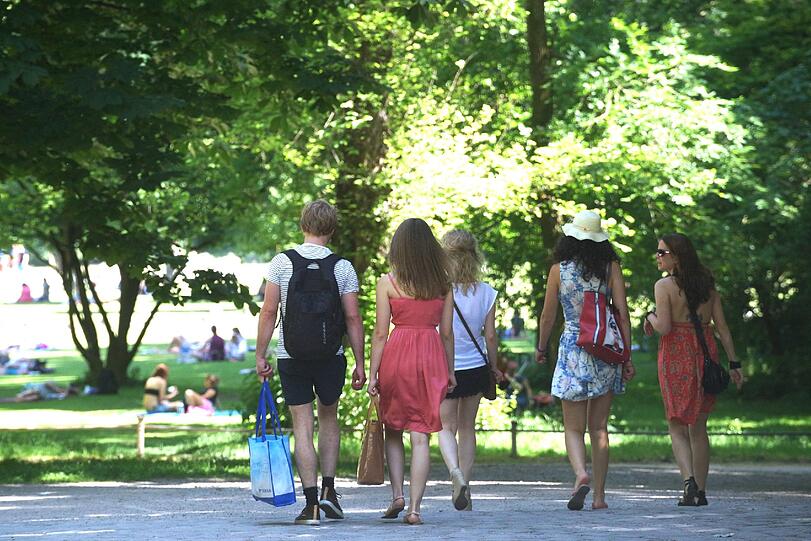 Der Sommer ist da und Münchens Bürger stürmen in den Englischen Garten! Sehen Sie hier die Bilder!